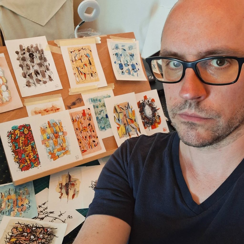 Arthur Grosjean pose à côté de son travail